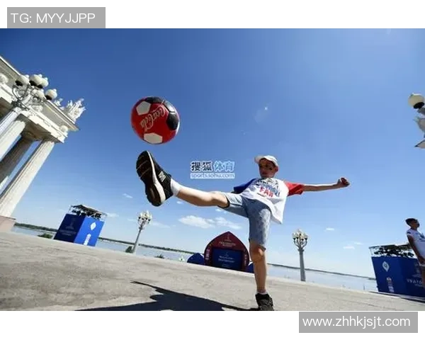 女子与足球明星亲密合影展现青春活力与运动魅力的精彩瞬间